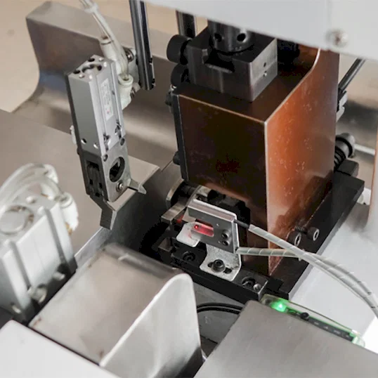 การปอก ย้ำ และบิดสายเคเบิลอัตโนมัติ Thumb